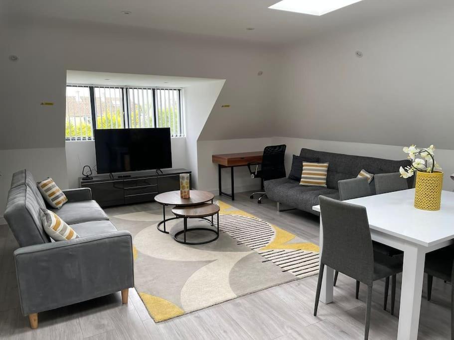 Orchid Lodge - Two Bed Generous Flat - Parking, Netflix, Wifi - Close To Blenheim Palace & Oxford - F4 Kidlington Exteriér fotografie