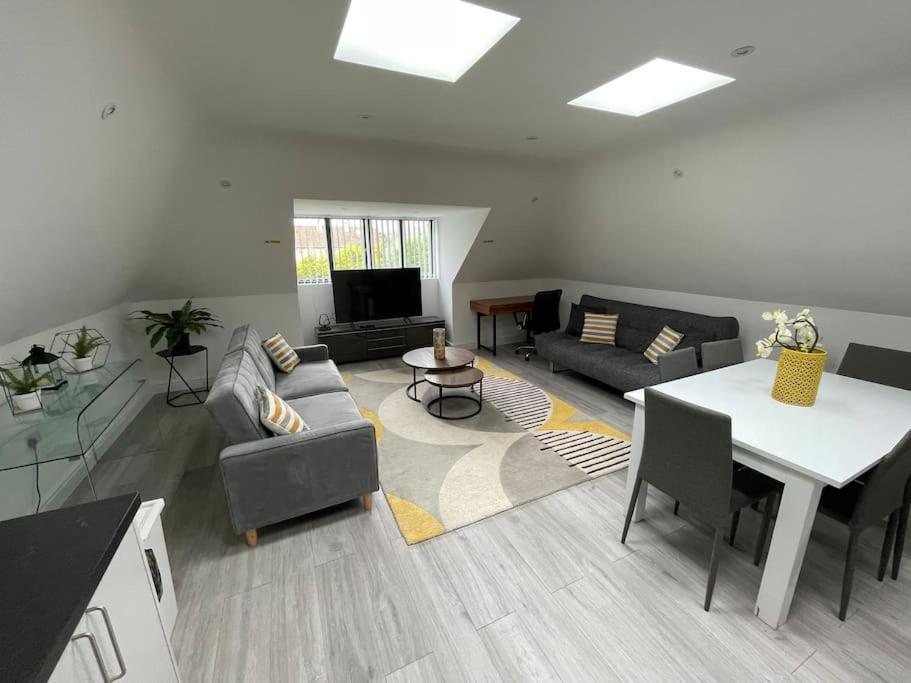 Orchid Lodge - Two Bed Generous Flat - Parking, Netflix, Wifi - Close To Blenheim Palace & Oxford - F4 Kidlington Exteriér fotografie