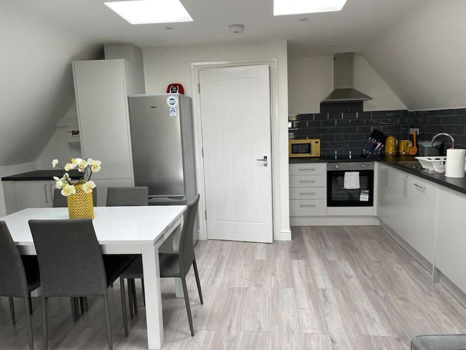 Orchid Lodge - Two Bed Generous Flat - Parking, Netflix, Wifi - Close To Blenheim Palace & Oxford - F4 Kidlington Exteriér fotografie