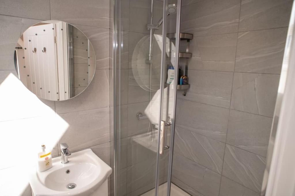 Orchid Lodge - Two Bed Generous Flat - Parking, Netflix, Wifi - Close To Blenheim Palace & Oxford - F4 Kidlington Exteriér fotografie