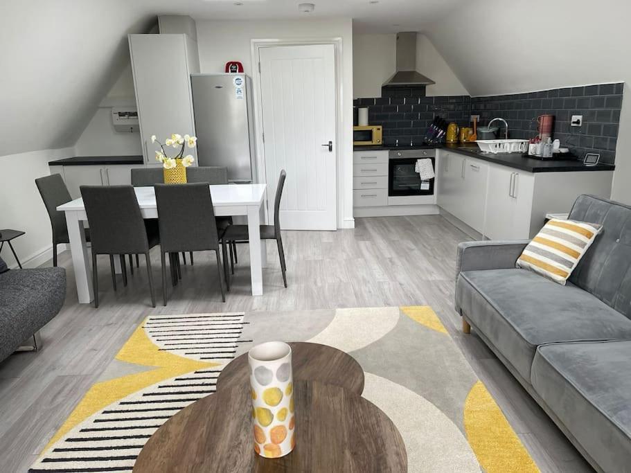 Orchid Lodge - Two Bed Generous Flat - Parking, Netflix, Wifi - Close To Blenheim Palace & Oxford - F4 Kidlington Exteriér fotografie