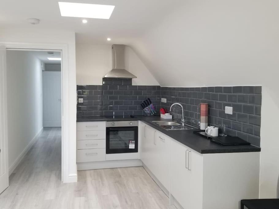 Orchid Lodge - Two Bed Generous Flat - Parking, Netflix, Wifi - Close To Blenheim Palace & Oxford - F4 Kidlington Exteriér fotografie