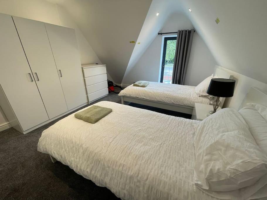 Orchid Lodge - Two Bed Generous Flat - Parking, Netflix, Wifi - Close To Blenheim Palace & Oxford - F4 Kidlington Exteriér fotografie