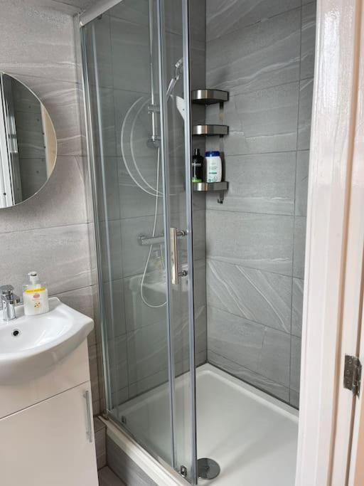 Orchid Lodge - Two Bed Generous Flat - Parking, Netflix, Wifi - Close To Blenheim Palace & Oxford - F4 Kidlington Exteriér fotografie