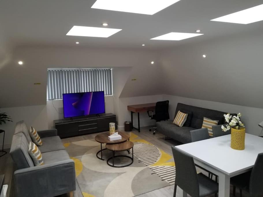 Orchid Lodge - Two Bed Generous Flat - Parking, Netflix, Wifi - Close To Blenheim Palace & Oxford - F4 Kidlington Exteriér fotografie