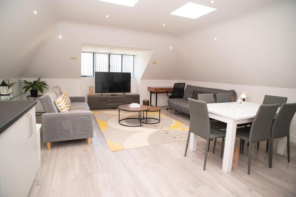 Orchid Lodge - Two Bed Generous Flat - Parking, Netflix, Wifi - Close To Blenheim Palace & Oxford - F4 Kidlington Exteriér fotografie