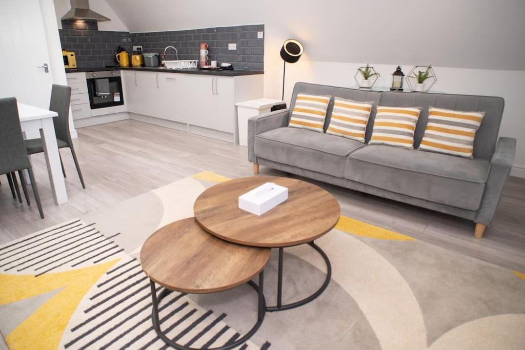 Orchid Lodge - Two Bed Generous Flat - Parking, Netflix, Wifi - Close To Blenheim Palace & Oxford - F4 Kidlington Exteriér fotografie