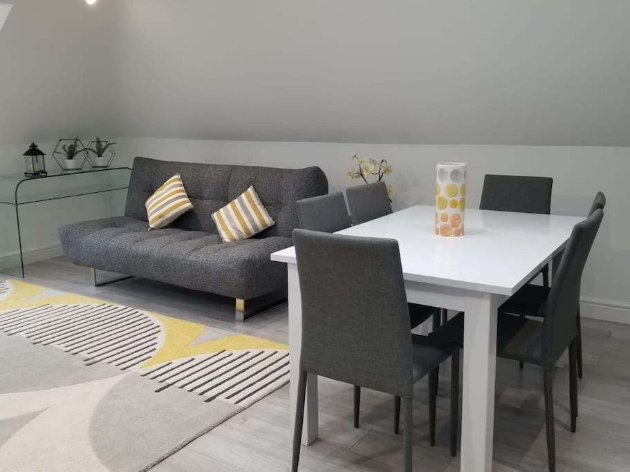 Orchid Lodge - Two Bed Generous Flat - Parking, Netflix, Wifi - Close To Blenheim Palace & Oxford - F4 Kidlington Exteriér fotografie